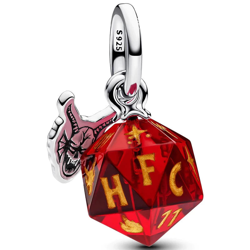 Berloque Stranger Things Hellfire Club Banhado em Prata